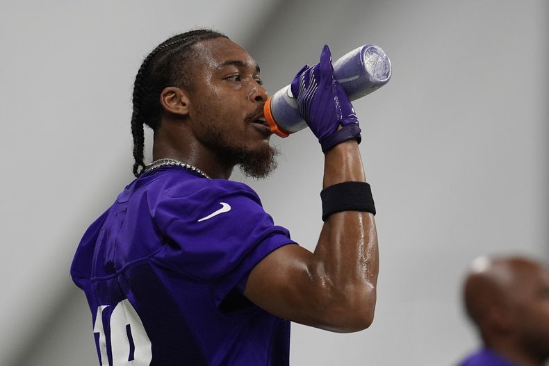 Justin Jefferson (18), receptor de los Vikings de Minnesota, se hidrata durante el campamento de entrenamiento del equipo el miércoles 23 de julio de 2025, en in Eagan, Minnesota. (AP Foto/Abbie Parr)