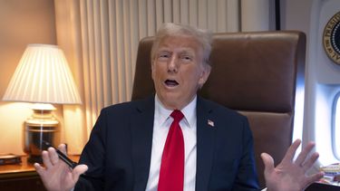ARCHIVO - El presidente Donald Trump habla con la prensa a bordo del Air Force One el 9 de febrero de 2025, mientras se dirige a Nueva Orleans. (AP Foto/Ben Curtis, archivo)