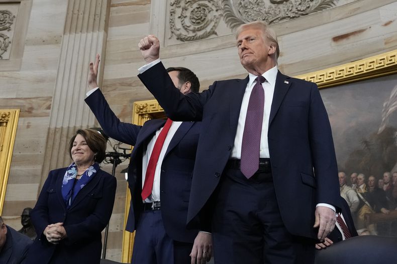 El presidente Donald Trump, al centro, acompañado del vicepresidente JD Vance, después de tomar posesión como el 47mo mandatario de Estados Unidos durante la 60ma Investidura Presidencial en la Rotonda del Capitolio, el lunes 20 de enero de 2025, en Washington. (AP Foto/Morry Gash, Pool)
