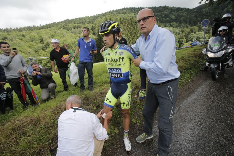 Alberto Contador es atendido por los m&eacute;dicos tras sufrir una ca&iacute;da durante la 10ma etapa del Tour de Francia el 14 de julio del 2014. El espa&ntilde;ol abandon&oacute; la prueba a ra&iacute;z del percance. (AP Photo/Christophe Ena)