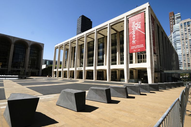 ARCHIVO - David Geffen Hall en el Lincoln Center, donde la Filarmónica de Nueva York suele presentarse en Nueva York, 12 de mayo de 2020. (Foto Evan Agostini/Invision/AP, archivo)