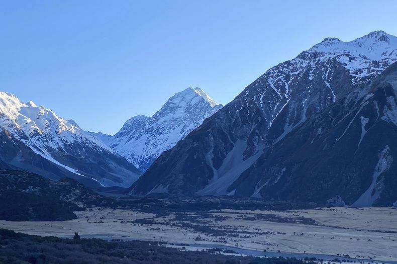 La cumbre más alta de Nueva Zelanda, el Aoraki (centro), en el Parque Nacional Aoraki/Monte Cook, el 17 de agosto de 2020. (AP Foto/Mark Baker)