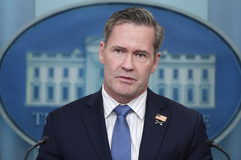 El asesor de seguridad nacional de la Casa Blanca, Mike Waltz, habla con periodistas en la sala de conferencias de prensa James Brady en la Casa Blanca, el 20 de febrero de 2025, en Washington. (AP Foto/Jacquelyn Martin, Archivo)
