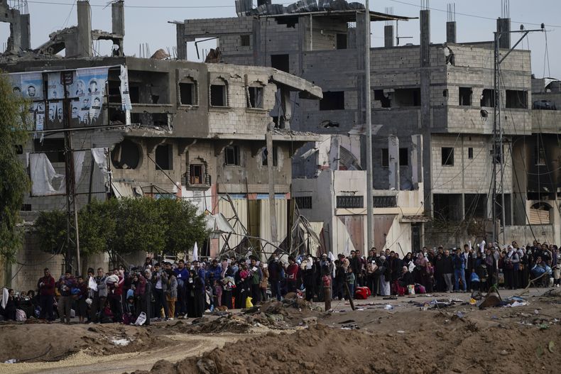 Palestinos que huyen al sur de la Franja de Gaza, a las afueras de la Ciudad de Gaza, durante un bombardeo israelí, el 22 de noviembre de 2023. (AP Foto/Victor R. Caivano)