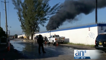 Investigan un voraz incendio en un mega depósito de chatarra de Opalocka