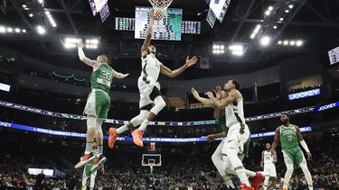 Giannis y Holiday comandan triunfo de Bucks sobre Celtics