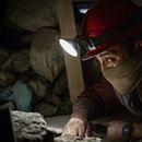 Esta imagen difundida por Prime Video muestra a Fernando Peña en una escena de la serie Cada minuto cuenta. (Prime Video via AP)