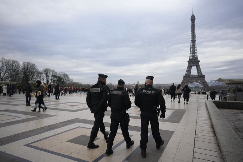 Gendarmes franceses patrullan cerca de la Torre Eiffel un día después de que un hombre atacó a puñaladas a varias personas, el domingo 3 de diciembre de 2023. (Foto AP/Christophe Ena)