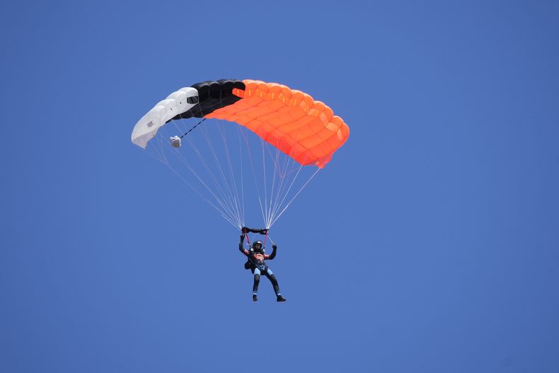 Esta imagen publicada por Peacock muestra a Orlando Bloom en un episodio de la serie de televisión Orlando Bloom: To the Edge. (Casey Durkin/Peacock via AP)