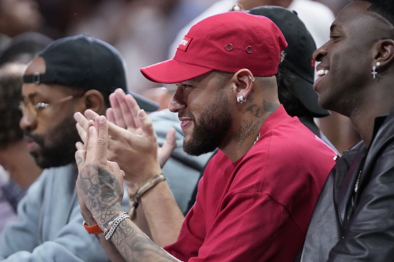 Neymar observa el cuarto partido de las Finales de la NBA entre el Heat de Miami y los Nuggets de Denver, el viernes 9 de junio de 2023. (AP Foto/Wilfredo Lee)