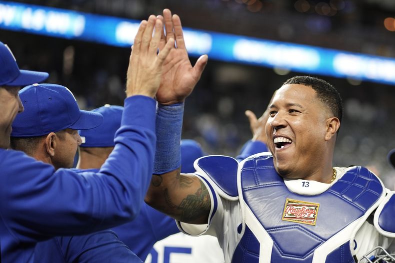 El venezolano Salvador Pérez, de los Reales de Kansas City, celebra con sus compañeros tras la victoria del miércoles 24 de abril de 2024, ante los Azulejos de Toronto (AP Foto/Charlie Riedel)
