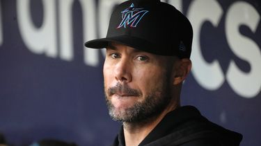 ARCHIVO - Skip Schumaker, manager de los Marlins de Miami, espera el comienzo del juego del 30 de septiembre de 2023, ante los Piratas de Pittsburgh (AP Foto/Gene J. Puskar, archivo)