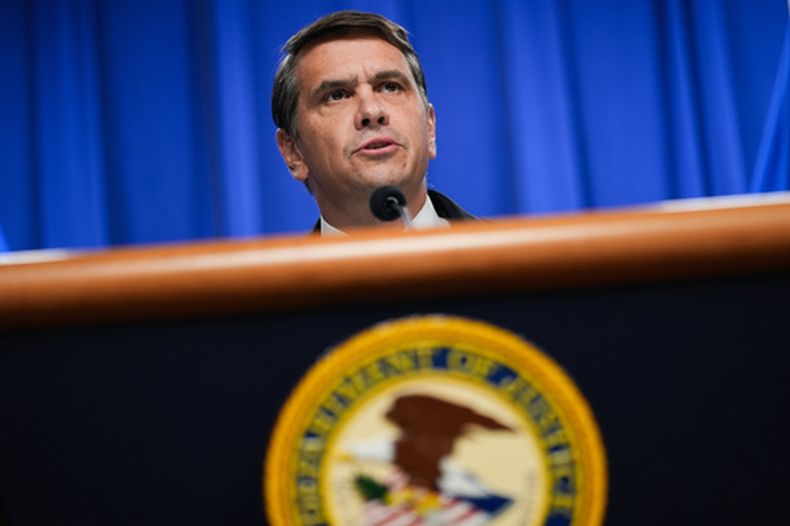 ARCHIVO – El secretario interino de Justicia Todd Blanche habla en una conferencia de prensa en el Departamento de Justicia, el 4 de mayo de 2026, en Washington. (AP Foto/Julia Demaree Nikhinson, Archivo)