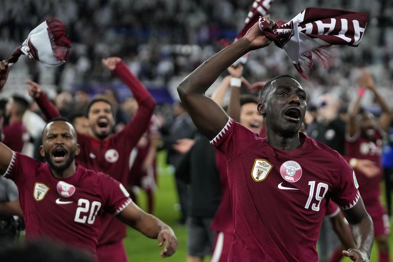 Almoez Ali (derecha) celebra la victoria de Qatar ante Irán en las semifinales de la Copa Asia, el miércoles 7 de febrero de 2024, en Doha, Qatar, el miércoles 7 de febrero de 2024. (AP Foto/Thanassis Stavrakis)