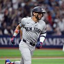 José Caballero, de los Yankees de Nueva York, corre las bases después de batear un jonrón de tres carreras frente a Griffin Jax, al fondo, lanzador de los Rays de Tampa Bay, durante la quinta entrada del juego de béisbol de Grandes Ligas, el lunes 6 de julio de 2026, en San Petersburgo, Floria. (AP Foto/Jason Behnken)