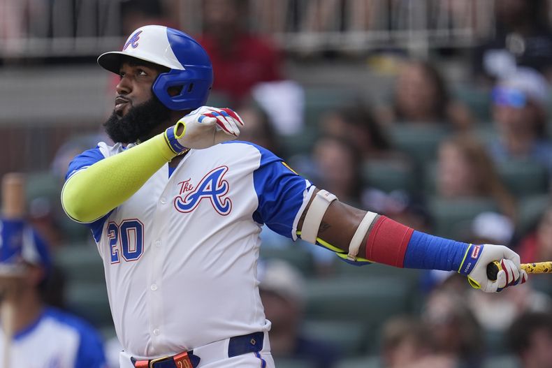 El bateador designado de los Bravos de Atlanta Marcell Ozuna observa su jonrón de dos carreras en la quinta entrada ante los Rays de Tampa Bay el sábado 15 de junio del 2024. (AP Foto/John Bazemore)