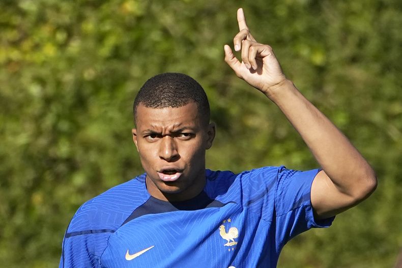 Kylian Mbappé gesticula durante un entrenamiento de la selección de Francia, en Clairefontaine, el martes 13 de junio de 2023 (AP Foto/Michel Euler)
