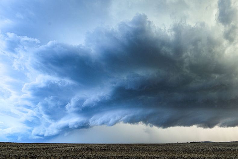 Una nube de tormenta pasa sobre el distrito de Lich in the Giessen, en Hesse, en el centro de Alemania, el 19 de agosto de 2026. (Alexander Wolf/onw-images/dpa via AP)