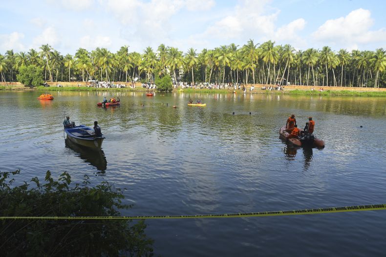 Rescatistas luego de que una embarcación turística naufragó la noche del lunes en Malappuram, el lunes 8 de mayo de 2023, en Kerala, India. (AP Foto/P.P. Afthab)