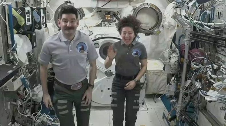 Los astronautas de la NASA Jessica Meir y Jack Hathaway participan en una entrevista a bordo de la Estación Espacial Internacional, el miércoles 19 de agosto de 2026. (NASA vía AP)