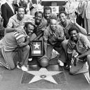 ARCHIVO - El equipo de los Harlem Globetrotters devela su estrella en el Paseo de la Fama de Hollywood, en Los Ángeles, el 19 de enero de 1982. De izquierda a derecha: Billy Hobley, Dallas Thornton, Hubert Geese Ausbie, Nate Branch, Fred Curly Neal, Robert Paige y Larry Gator Rivers. (AP Foto/Lennox McLendon, archivo)