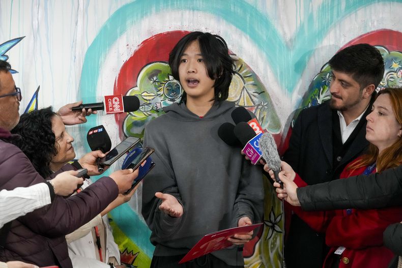 El influencer estadounidense Ethan Guo habla con periodistas en un evento sobre su donación a programas de rehabilitación de cáncer infantil, en la sede de la Fundación Nuestros Hijos en Santiago, Chile, el martes 9 de septiembre de 2025. (Foto AP/Esteban Félix)