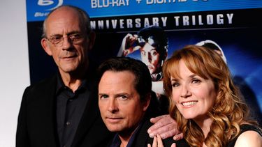 ARCHIVO - Los miembros del elenco Christopher Lloyd, de izquierda a derecha, Michael J. Fox y Lea Thompson aparecen en la reunión del 25.º aniversario de Volver al futuro en Nueva York el 25 de octubre de 2010. (Foto AP/Peter Kramer, archivo)