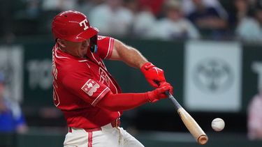 Wyatt Langford, de los Rangers de Texas, conecta un jonrón durante la octava entrada de un partido de béisbol contra los Astros de Houston, el viernes 10 de julio de 2026, en Arlington, Texas. (Foto AP/LM Otero)