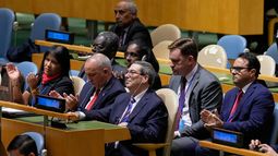 La delegación cubana, incluido el ministro de Asuntos Exteriores, Bruno Rodríguez —en el centro—, reacciona tras una votación sobre el fin del bloqueo de Estados Unidos contra Cuba en la sede de las Naciones Unidas, el miércoles 28 de octubre de 2026. (AP Foto/Seth Wenig)