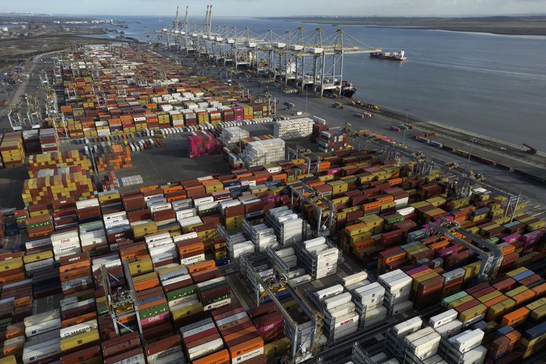 ARCHIVO - Contenedores de envío para ser procesados en el puerto London Gateway, en Stanford-le-Hope, en el estuario del Támesis al este de Londres, Inglaterra, el 5 de febrero de 2025. (AP Foto, archivo)