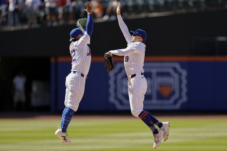 Brandon Nimmo de los Mets de Nueva York celebra con el boricua Francisco Lindor la victoria ante los Nacionales de Washington el jueves 11 de julio del 2024. (AP Foto/Adam Hunger)