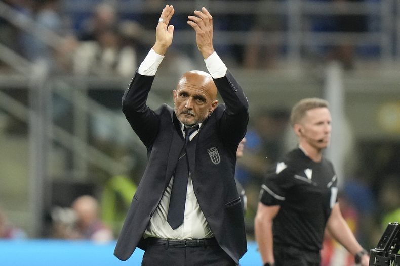 El técnico de Italia Luciano Spalletti aplaude al público tras la victoria 2-1 ante Ucrania en las eliminatorias de la Eurocopa, el martes 12 de septiembre de 2023, en Milán. (AP Foto/Luca Bruno)