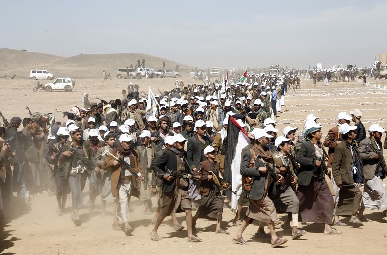 Combatientes hutíes durante una marcha en apoyo a los palestinos en la Franja de Gaza y en contra de los ataques estadounidenses sobre Yemen, el lunes 22 de enero de 2024, a las afueras de Saná. (AP Foto)