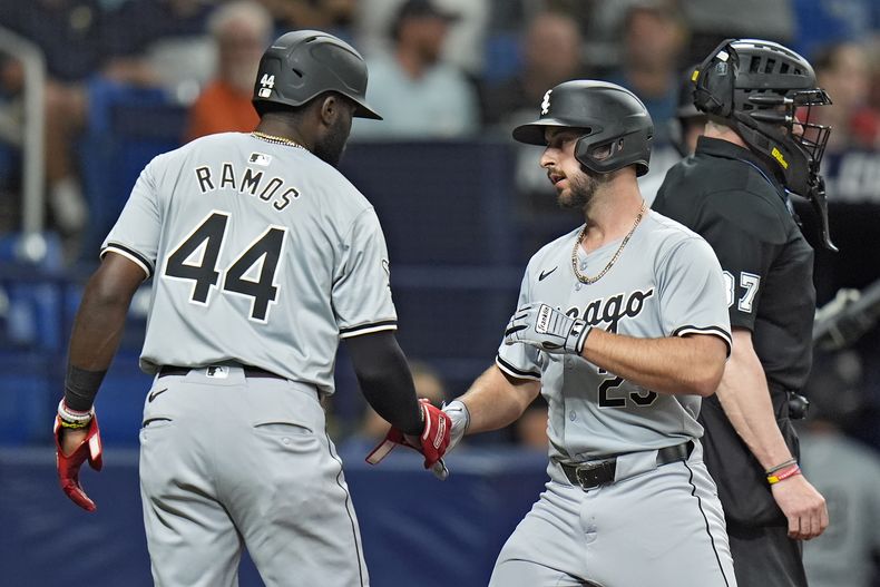 Paul DeJong, de los Medias Blancas de Chicago, festeja con el cubano Bryan Ramos, luego de conectar un jonrón de dos carreras en el juego del miércoles 8 de 2024 (AP Foto/Chris OMeara)