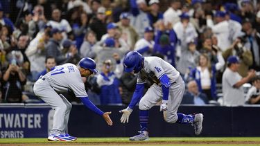 Betts y Muncy jonronean, Dodgers ganan por 10ma vez a Padres