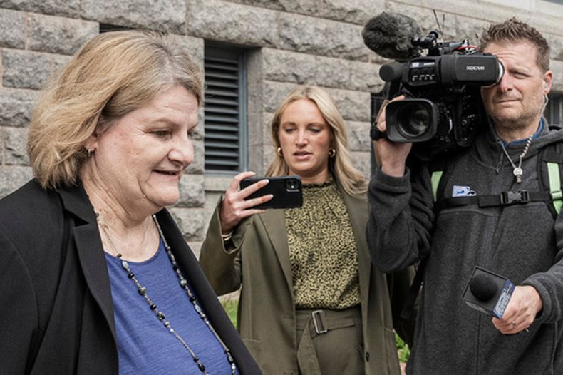 La jueza del condado Milwaukee, Hannah Dugan, sale del juzgado federal tras una audiencia en Milwaukee, el 15 de mayo de 2025. (Foto AP/Andy Manis, Archivo)