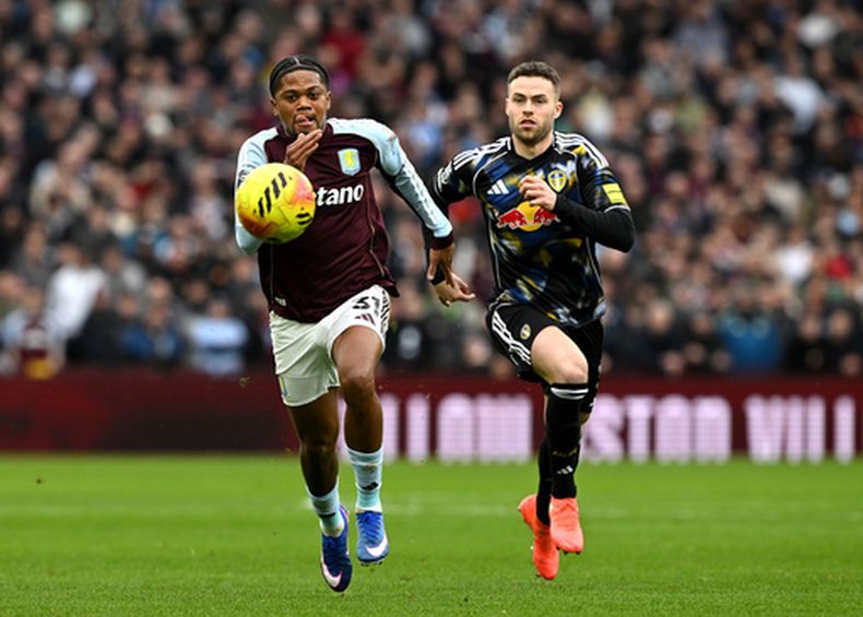 Leon Bailey del Aston Villa pelea por el balón con Gabriel Gudmundsson del Leeds en el encuentro de la Liga Premier el sábado 21 de febrero del 2026. (Bruce Rollinson/PA via AP)