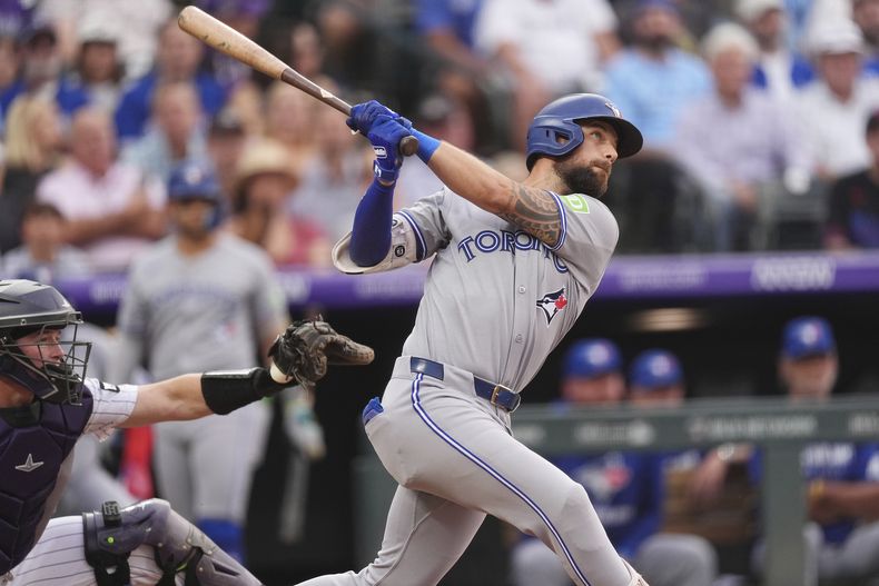 Nathan Lukes de los Azulejos de Toronto da seguimiento a su jonrón solitario ante el abridor de los Rockies Anthony Molina el martes 5 de agosto del 2025. (AP Foto/David Zalubowski)