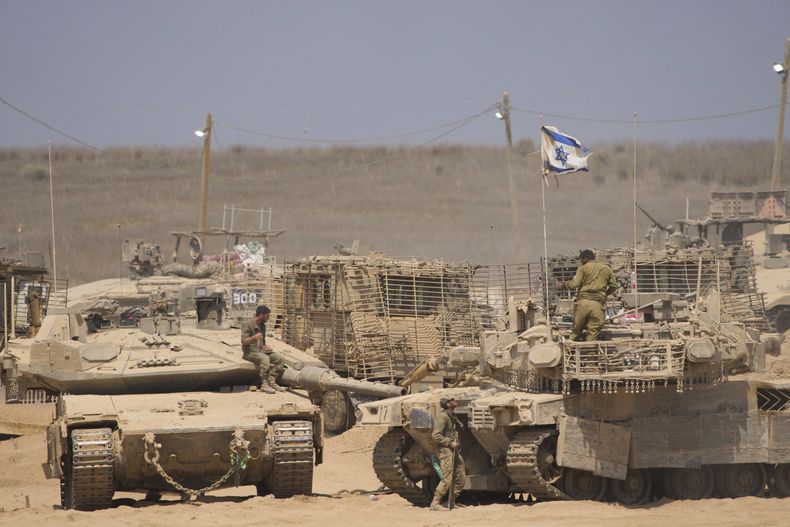 Soldados israelíes trabajan en sus tanques en una zona de preparación en la frontera con la Franja de Gaza, en el sur de Israel, el martes 29 de julio de 2025. (AP Foto/Ariel Schalit)