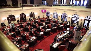 un informe de la contraloria revela pagos indebidos en el senado