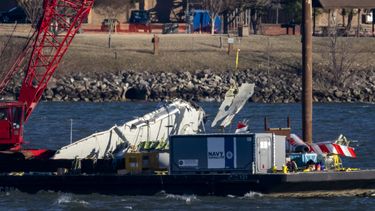Restos de una aeronave son retirados del río Potomac a bordo de una embarcación cerca del lugar en donde se produjo un choque en pleno vuelo entre un avión de American Airlines y un helicóptero Black Hawk en el Aeropuerto Nacional Ronald Reagan, el martes 4 de febrero de 2025, en Arlington, Virginia. (AP Foto/Ben Curtis)
