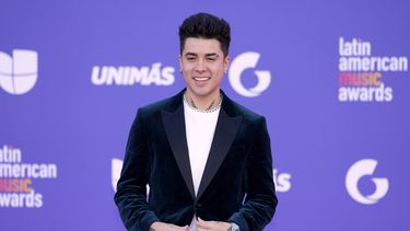 ARCHIVO - Mario Bautista llega a los Latin American Music Awards el 20 de abril de 2023, en la Arena MGM Grand Garden en Las Vegas. Bautista tenía muchas cosas que decir sobre su forma de ver el mundo y encontró la mejor vía en la música regional mexicana que caracteriza su más reciente álbum “Fénix”. (Foto AP/John Locher)