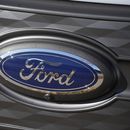 ARCHIVO - Logo de Ford en un concesionario en Denver, 25 de noviembre de 2022. Ford anunció el viernes 13 de octubre de 2023 el retiro de 238.000 SUV Explorer en Estados Unidos porque un perno del eje trasero puede fallar, lo que provocaría una pérdida de fuerza motriz o que el SUV empezara a rodar estando en park. (AP Foto/David Zalubowski, File)