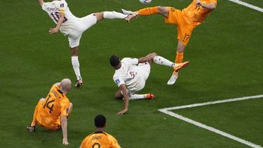 Holanda vence a Qatar 2-0 y pasa a octavos como primera