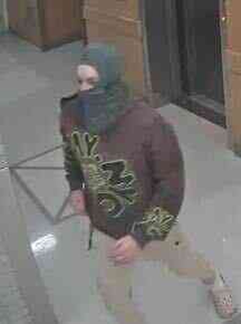 Esta fotografía, proporcionada por el Departamento de Policía de la Universidad de Harvard, muestra a una persona que las autoridades buscan en relación con una explosión ocurrida en la Facultad de Medicina de Harvard en Boston, el sábado 1 de noviembre de 2025. (Departamento de Policía de la Universidad de Harvard vía AP)