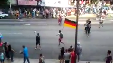 americateve | Así celebran los cubanos en La Habana el triunfo de Alemania en la Copa del Mundo de Brasil 2014.