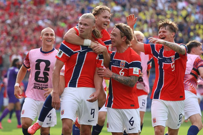 Erling Haaland de Noruega, festeja con sus compañeros luego de marcar su segundo tanto ante Brasil en los octavos de final de la Copa del Mundo, el domingo 5 de julio de 2026 (AP Foto/Pamela Smith)