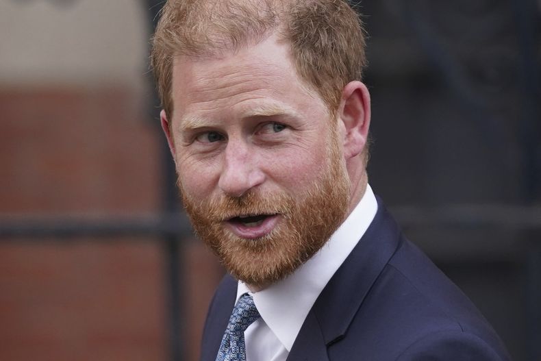 El príncipe Enrique de Gran Bretaña mira a los medios de comunicación al salir de los Tribunales Reales de Justicia en Londres, el martes 8 de abril de 2025. (Foto AP/Alberto Pezzali)