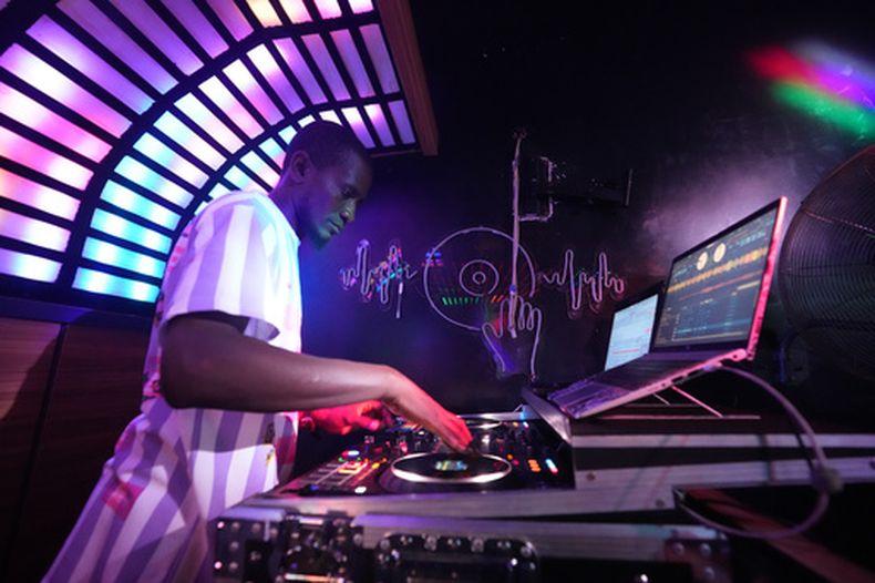 Un DJ pone música en una discoteca, el 18 de julio de 2026, en Sokoto, Nigeria. (AP Foto/Sunday Alamba)