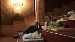 Adulkader Kurdi, que huyó de la guerra entre Hezbollah e Israel en el sur de Líbano, yace sobre un colchón en uno de los cines más antiguos y conocidos de Beirut, Le Colisee, el martes 22 de octubre de 2024, en Beirut, Líbano. (AP Foto/Hussein Malla)